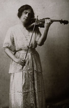 Julia Klumpke playing the violin.