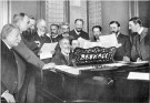 Charles Edouard Lefèbvre (4. von links) im Kreise anderer Musiker, 11.1903